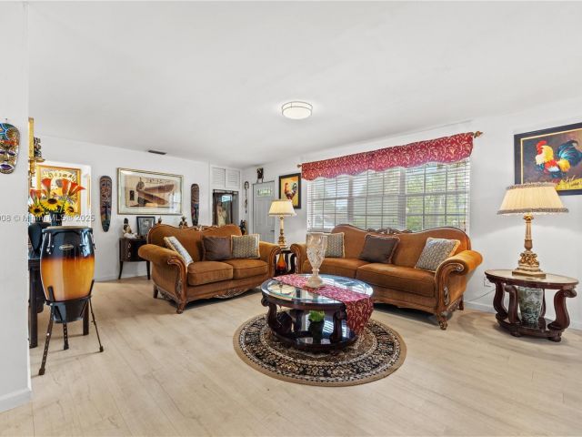 Продажа дома по адресу 7051 SW 2nd Ct - фото 6077888