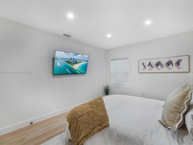 Дом в аренду по адресу 12325 NE 11th Pl - фото 6079255