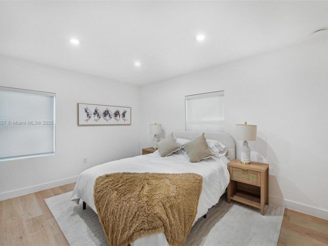 Дом в аренду по адресу 12325 NE 11th Pl - фото 6079256