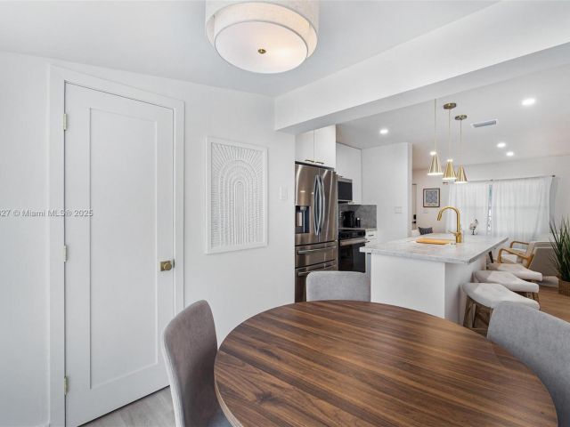 Дом в аренду по адресу 12325 NE 11th Pl - фото 6079258