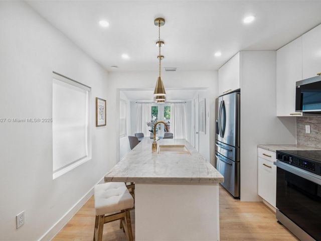 Дом в аренду по адресу 12325 NE 11th Pl - фото 6079260