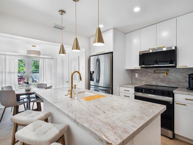 Дом в аренду по адресу 12325 NE 11th Pl - фото 6079261