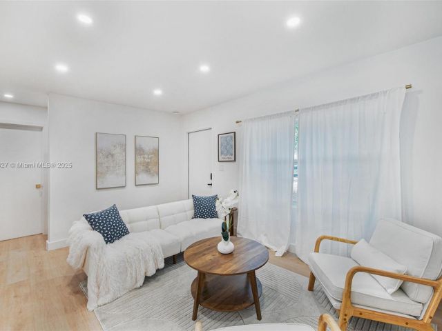 Дом в аренду по адресу 12325 NE 11th Pl - фото 6079262