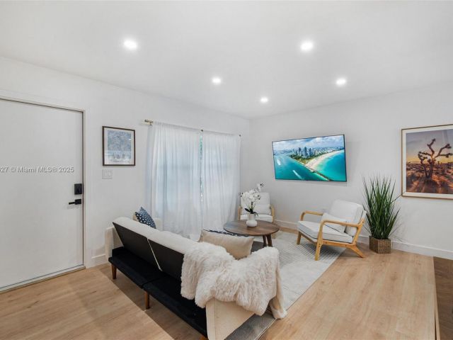 Дом в аренду по адресу 12325 NE 11th Pl - фото 6079263