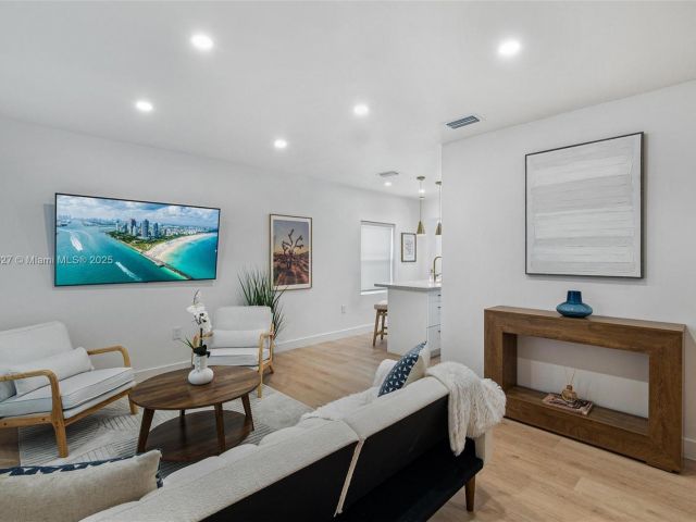 Дом в аренду по адресу 12325 NE 11th Pl - фото 6079264