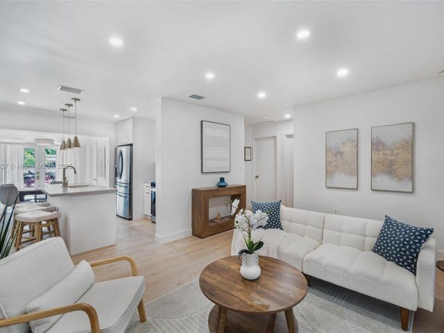 Дом в аренду по адресу 12325 NE 11th Pl - фото 6079265