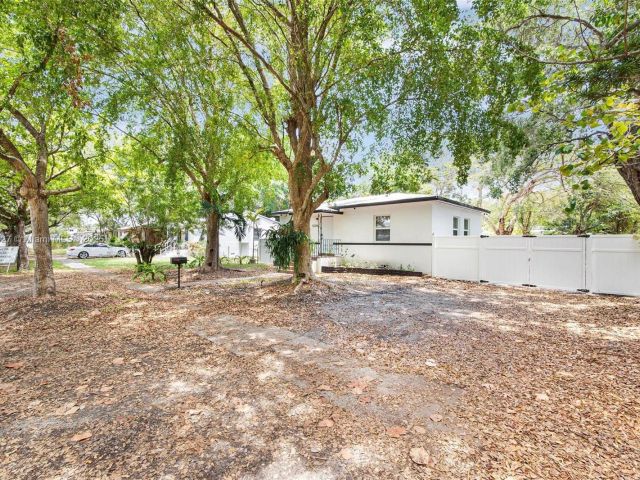 Дом в аренду по адресу 12325 NE 11th Pl - фото 6079266