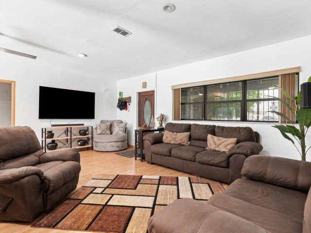 Продажа дома по адресу 1045 NW 47th Terrace - фото 6094194