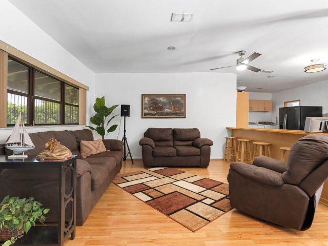 Продажа дома по адресу 1045 NW 47th Terrace - фото 6094195