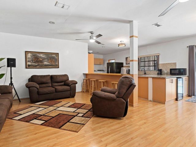 Продажа дома по адресу 1045 NW 47th Terrace - фото 6094197