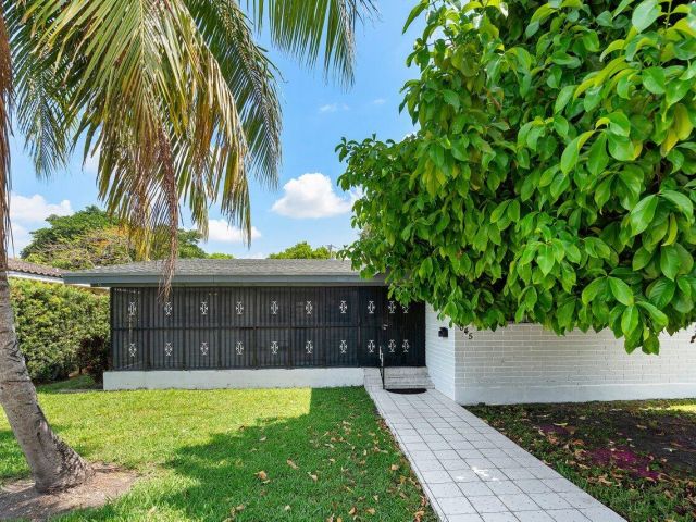 Продажа дома по адресу 1045 NW 47th Terrace - фото 6094201