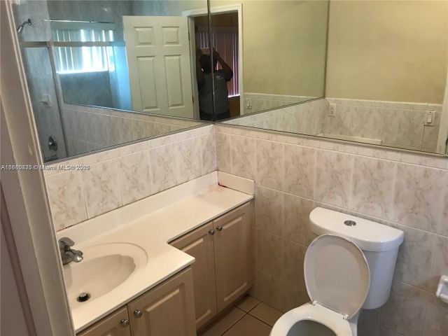 Продажа дома по адресу 12912 NE 7th Ave - фото 6078472