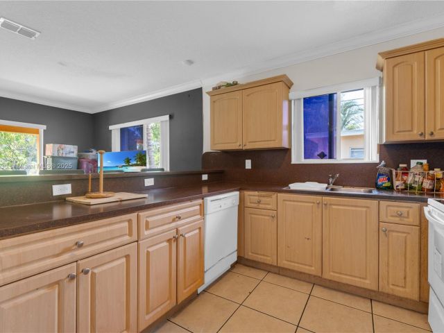 Продажа дома по адресу 12912 NE 7th Ave - фото 6256532