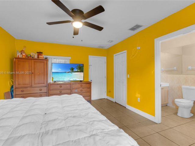 Продажа дома по адресу 12912 NE 7th Ave - фото 6256538