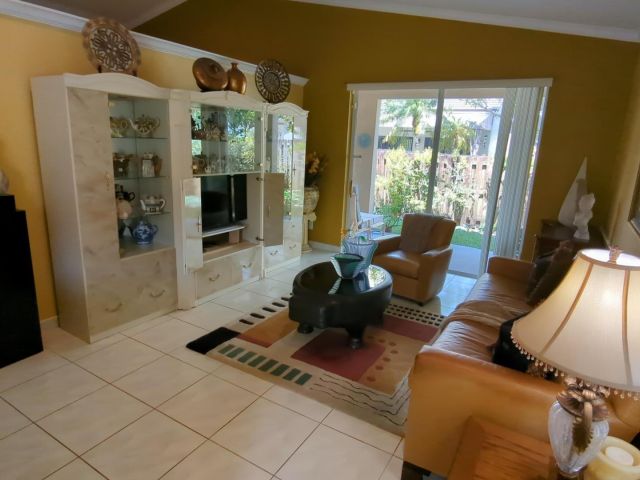 Дом в аренду по адресу 1481 SW 105th Avenue - фото 6117792