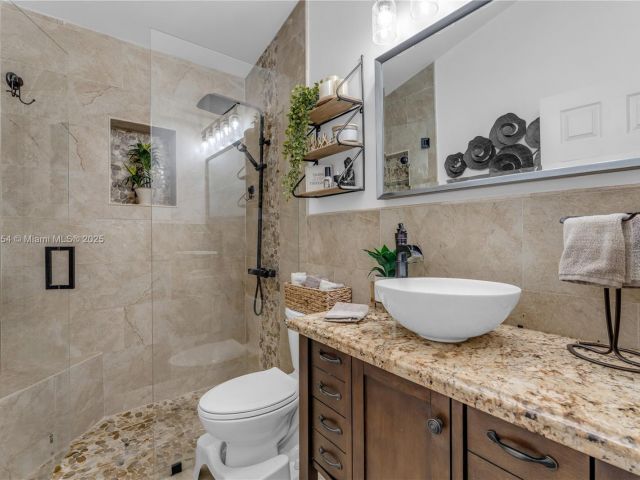 Продажа дома по адресу 1760 NW 12th Ave - фото 6093515