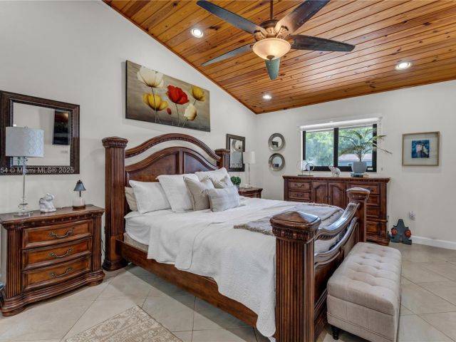 Продажа дома по адресу 1760 NW 12th Ave - фото 6093516