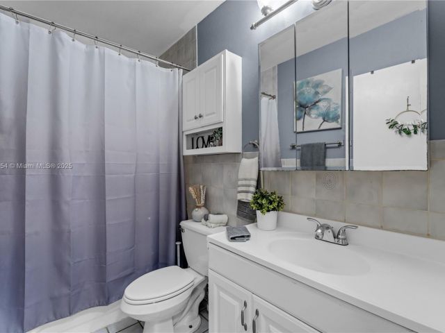 Продажа дома по адресу 1760 NW 12th Ave - фото 6093519