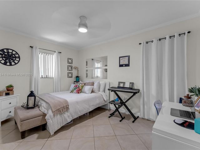 Продажа дома по адресу 1760 NW 12th Ave - фото 6093521