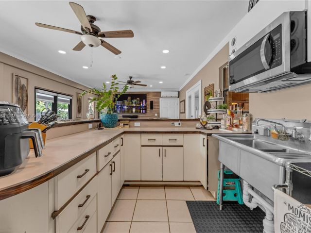 Продажа дома по адресу 1760 NW 12th Ave - фото 6093522