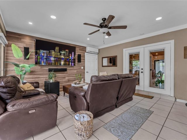 Продажа дома по адресу 1760 NW 12th Ave - фото 6093523