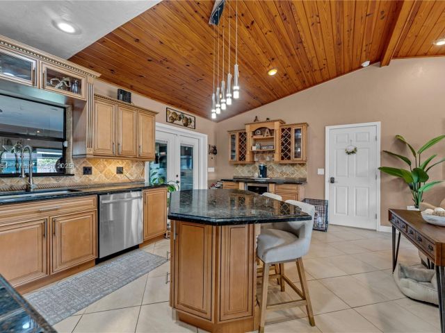 Продажа дома по адресу 1760 NW 12th Ave - фото 6093525