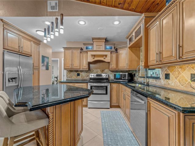 Продажа дома по адресу 1760 NW 12th Ave - фото 6093526