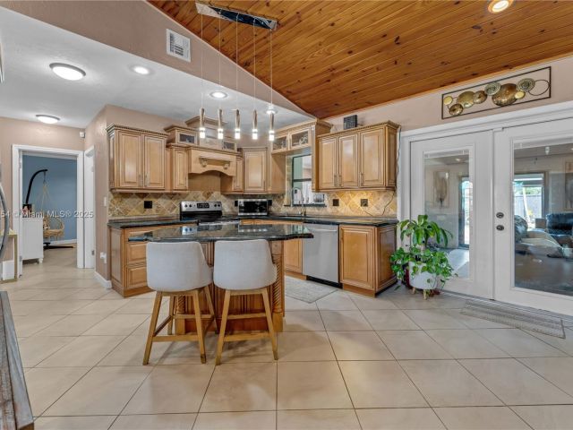 Продажа дома по адресу 1760 NW 12th Ave - фото 6093527