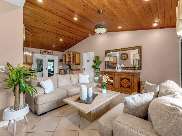 Продажа дома по адресу 1760 NW 12th Ave - фото 6093528