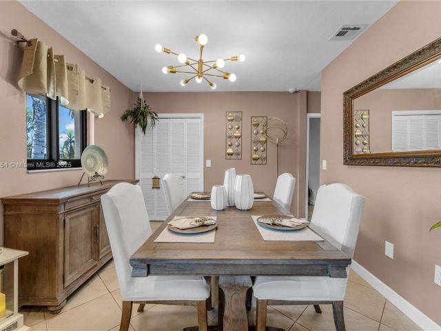 Продажа дома по адресу 1760 NW 12th Ave - фото 6093529