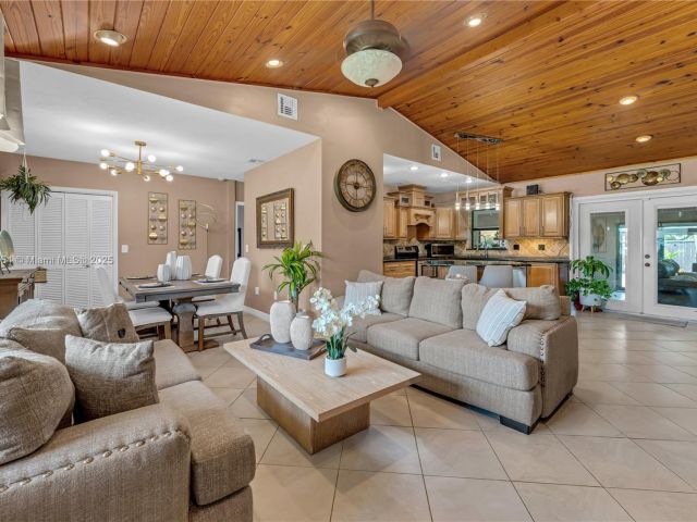 Продажа дома по адресу 1760 NW 12th Ave - фото 6093530