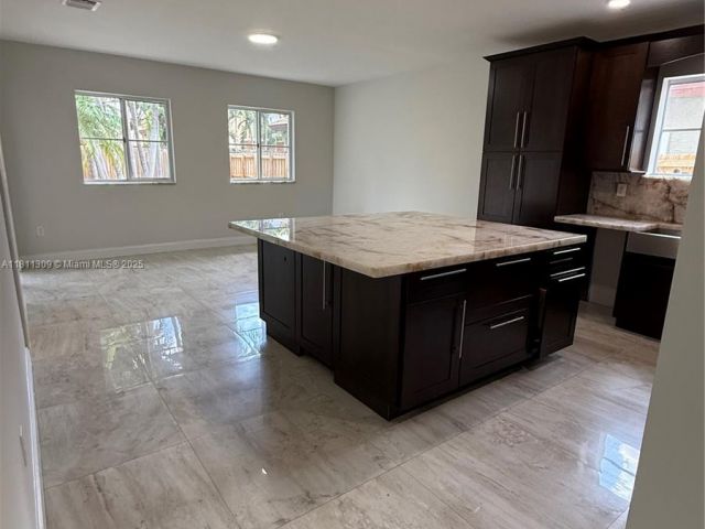 Продажа дома по адресу 4157 NE 14th St - фото 6085307