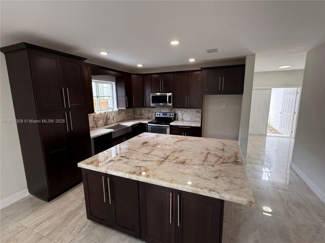 Продажа дома по адресу 4157 NE 14th St - фото 6085308