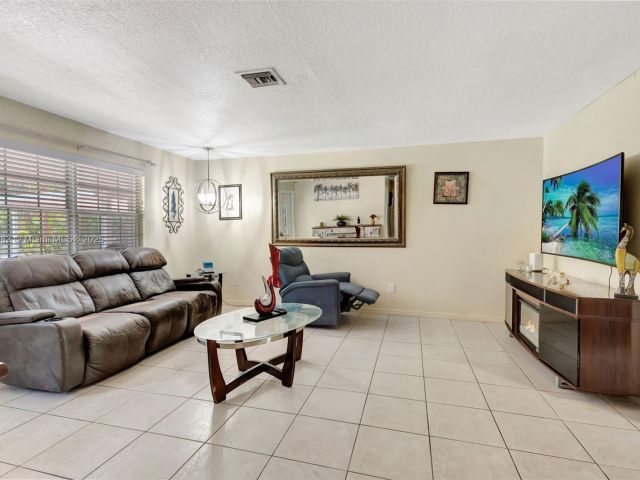 Продажа дома по адресу 4035 N 110th Ave N - фото 6096229