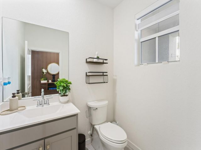 Продажа дома по адресу 1676 SE 8th Ave - фото 6127842