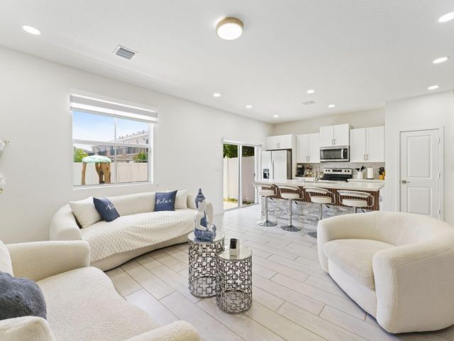 Продажа дома по адресу 1676 SE 8th Ave - фото 6127849