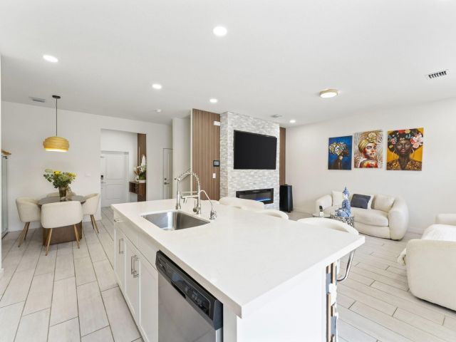 Продажа дома по адресу 1676 SE 8th Ave - фото 6127851