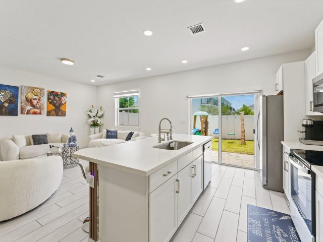 Продажа дома по адресу 1676 SE 8th Ave - фото 6127852