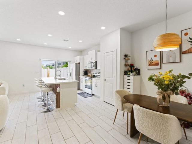 Продажа дома по адресу 1676 SE 8th Ave - фото 6127854