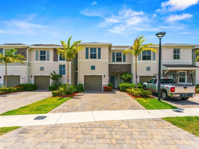 Продажа дома по адресу 1676 SE 8th Ave - фото 6127856