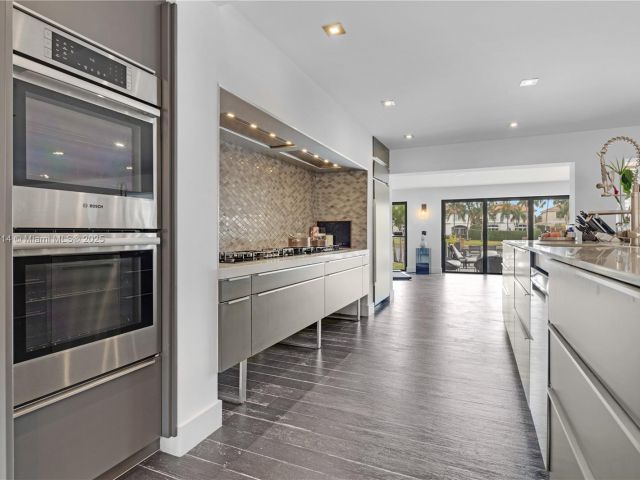 Продажа дома по адресу 1601 Diplomat Pkwy - фото 6119532