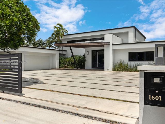 Продажа дома по адресу 1601 Diplomat Pkwy - фото 6119543