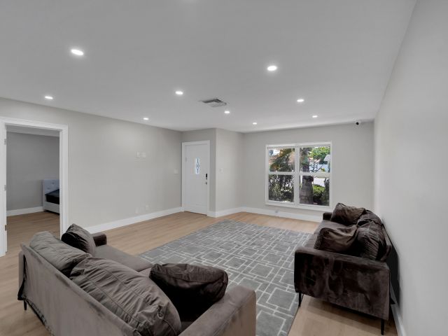 Продажа дома по адресу 600 NW 12th Avenue - фото 6089927