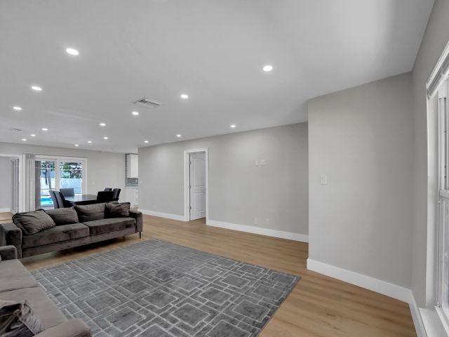 Продажа дома по адресу 600 NW 12th Avenue - фото 6089929