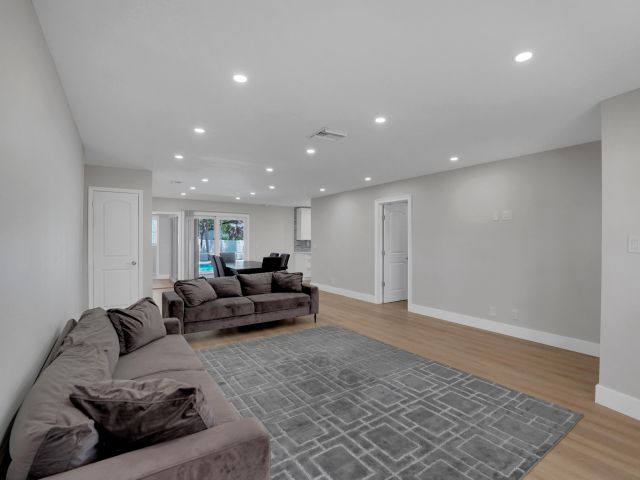 Продажа дома по адресу 600 NW 12th Avenue - фото 6089930