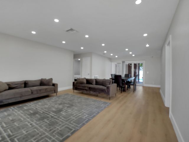 Продажа дома по адресу 600 NW 12th Avenue - фото 6089931