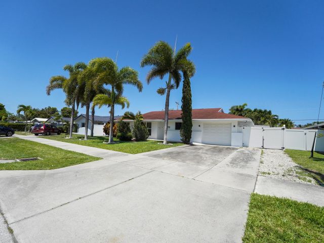 Продажа дома по адресу 600 NW 12th Avenue - фото 6089935