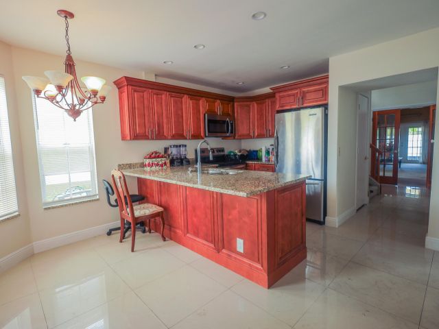 Продажа дома по адресу 1356 N Climbing Rose - фото 6390597