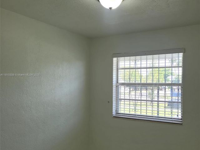 Продажа дома по адресу 1760 NW 127th St - фото 6092398