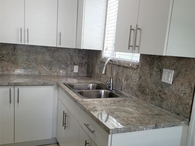 Продажа дома по адресу 1760 NW 127th St - фото 6092401